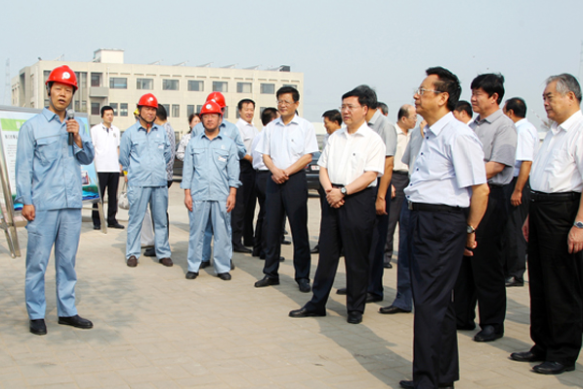 2014年8月11日，全國人大常委會副委員長、民建中央主席陳昌智，全國人大常委會委員、環(huán)資委副主任委員蔣巨峰，到電廠華新環(huán)保公司就油泥砂處置項目進行專題調(diào)研。.png